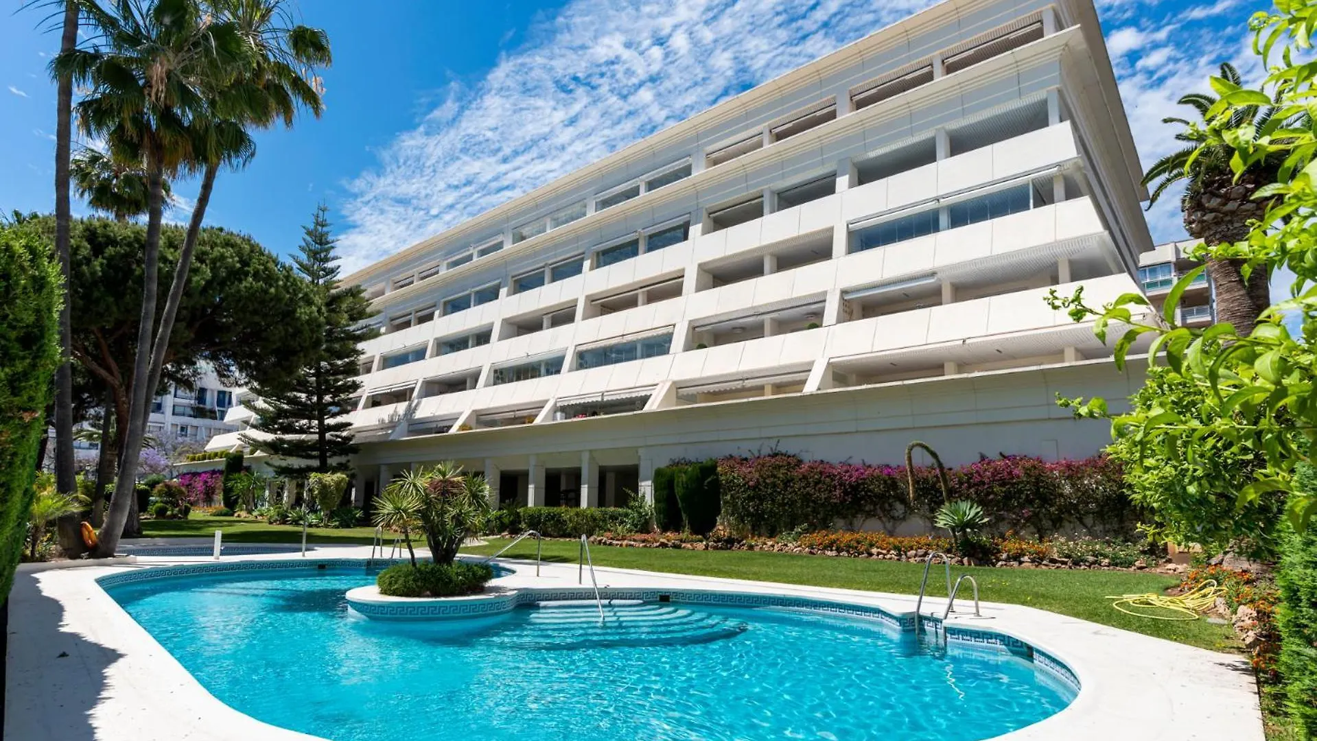 Sea View 2-Bedroom Apartment With Pool Marbella