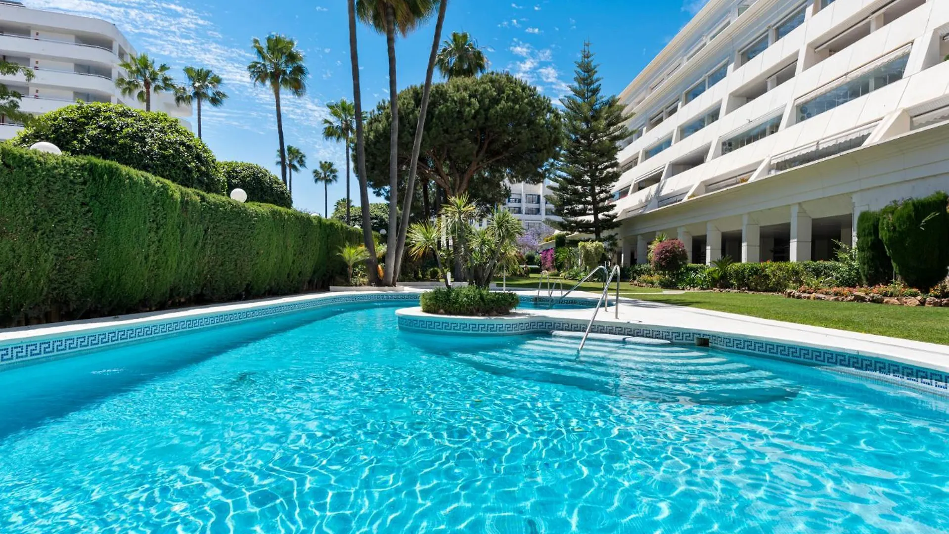 Sea View 2-Bedroom Apartment With Pool Marbella