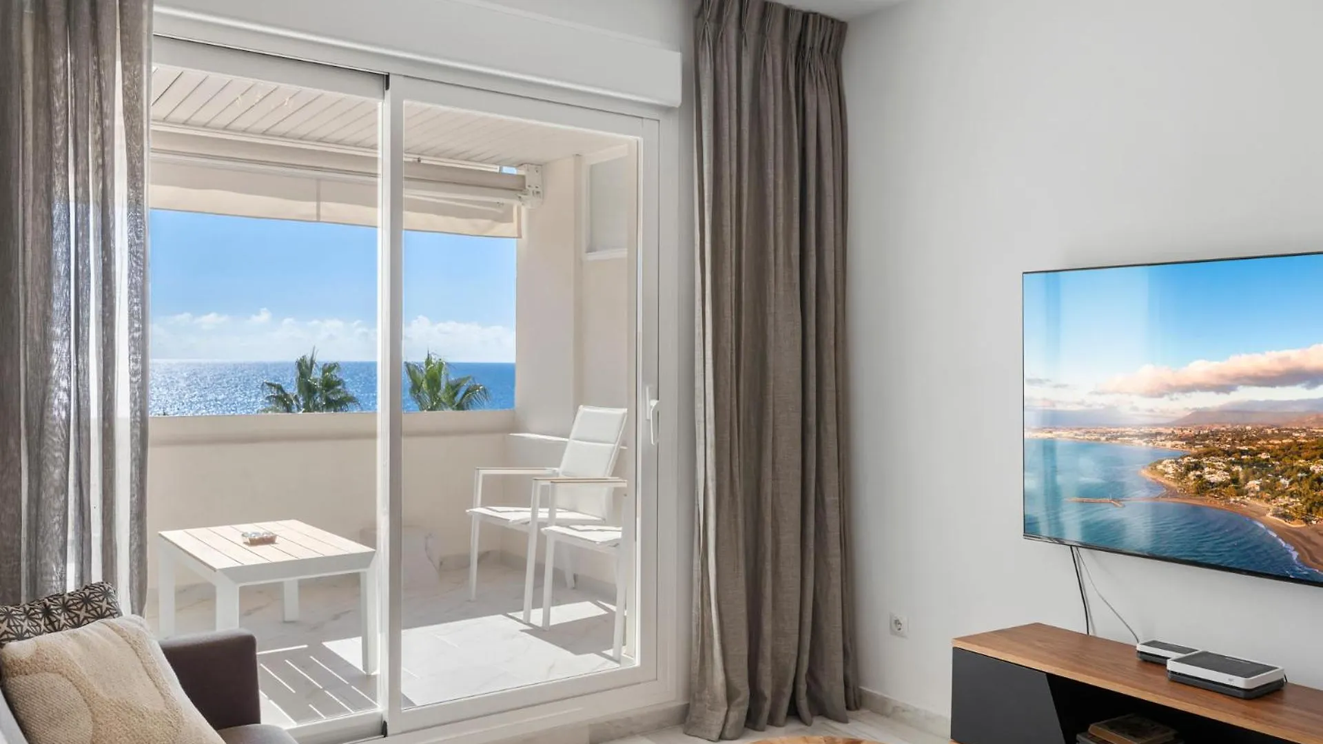 Sea View 2-Bedroom Apartment With Pool Marbella