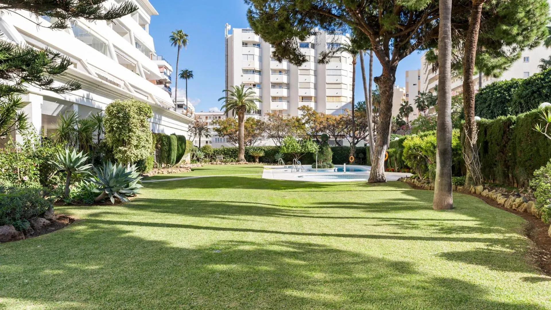 Sea View 2-Bedroom Apartment With Pool Marbella