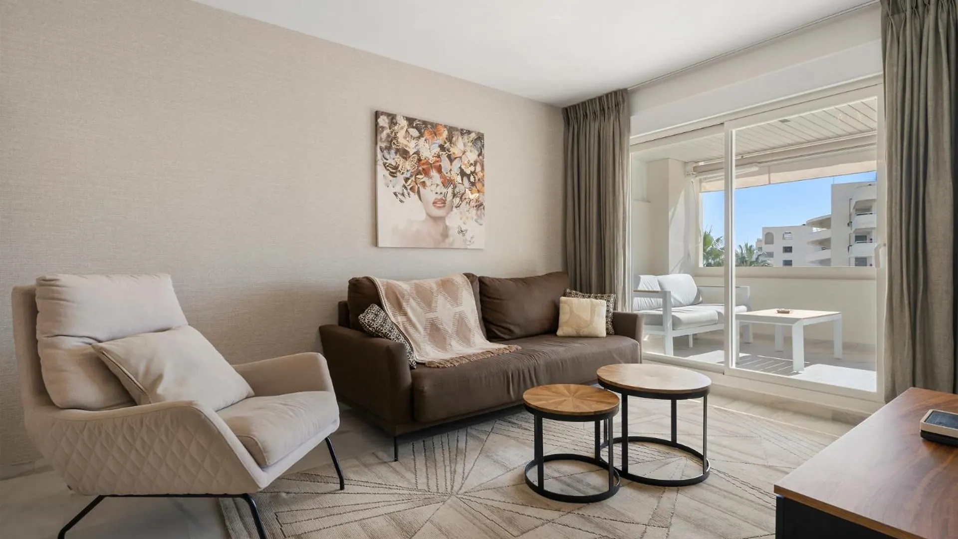 Sea View 2-Bedroom Apartment With Pool Marbella